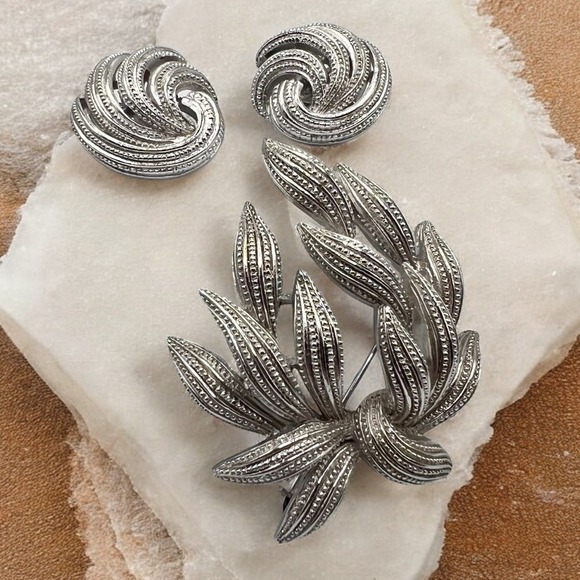 Vintage Crown Trifari Silver Tone Leaf Brooch & Earrings Set Signed Mid Century - Picture 1 of 9